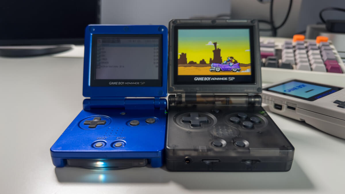 Head-on comparison between Anbernic RG35XX SP and GBA SP