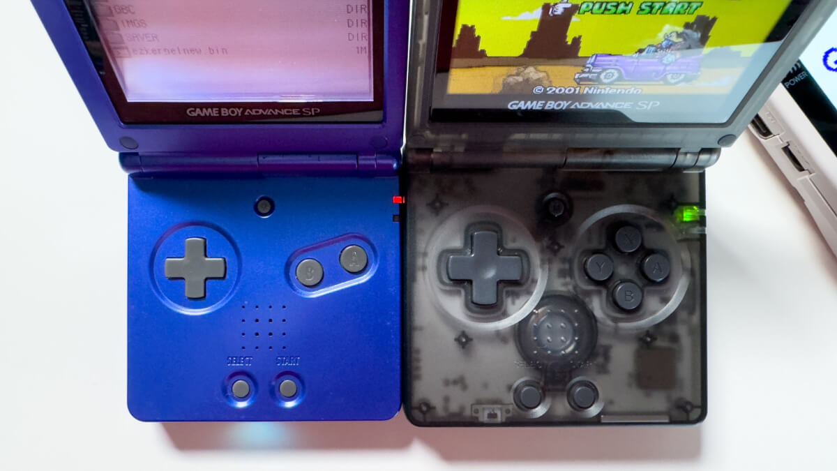 Top-down comparison between Anbernic RG35XX SP and GBA SP