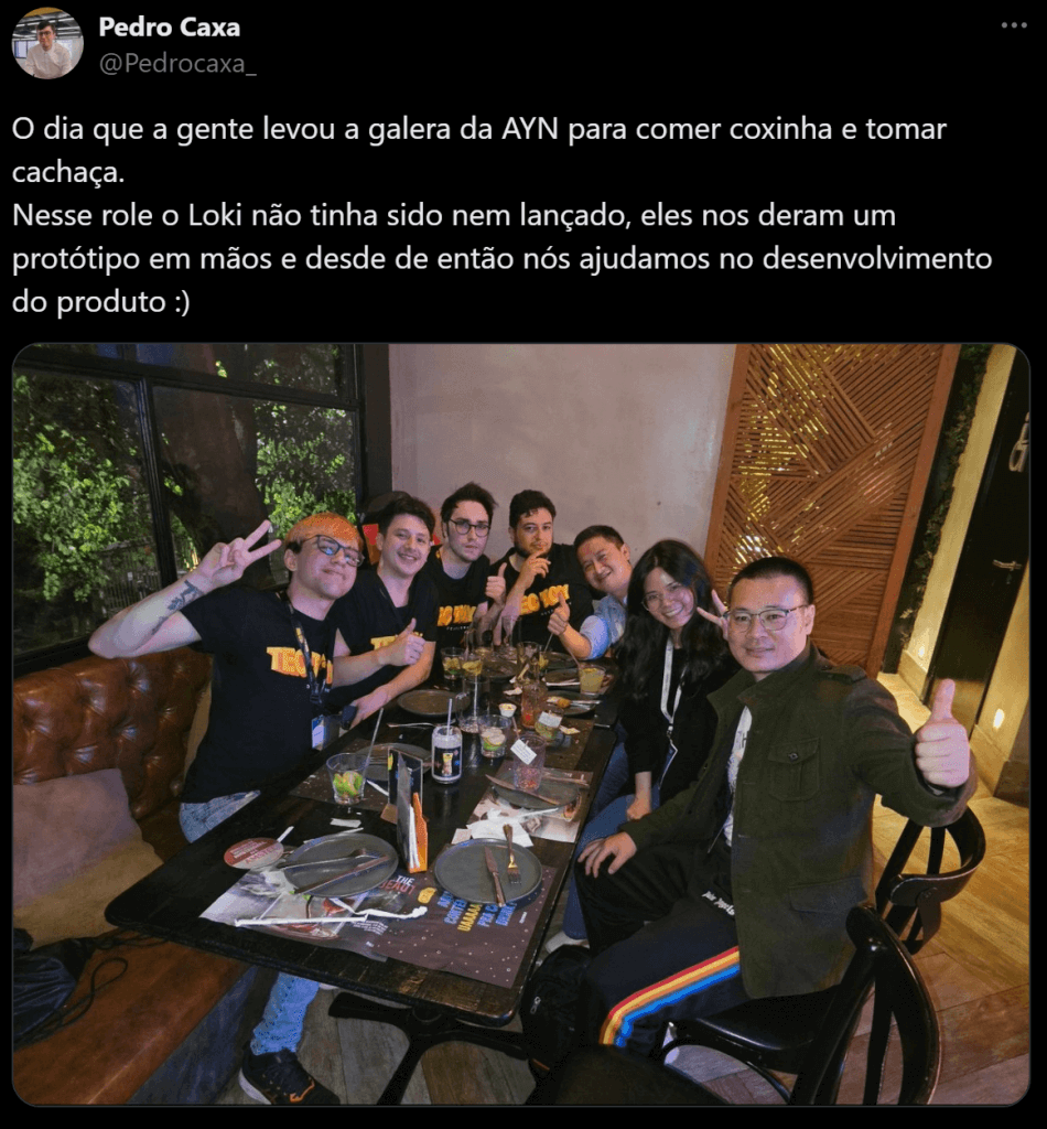 A tweet from a Tectoy employee, with an image of several people around a table at a restaurant. On the left are 5 people wearing Tectoy shirts, and on the right are 3 people in neat casual clothing.